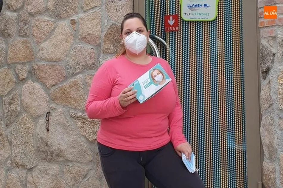 Foto 11 - La Comisi&oacute;n de Pe&ntilde;as de Villarino reparte mascarillas entre los negocios, en la residencia y...