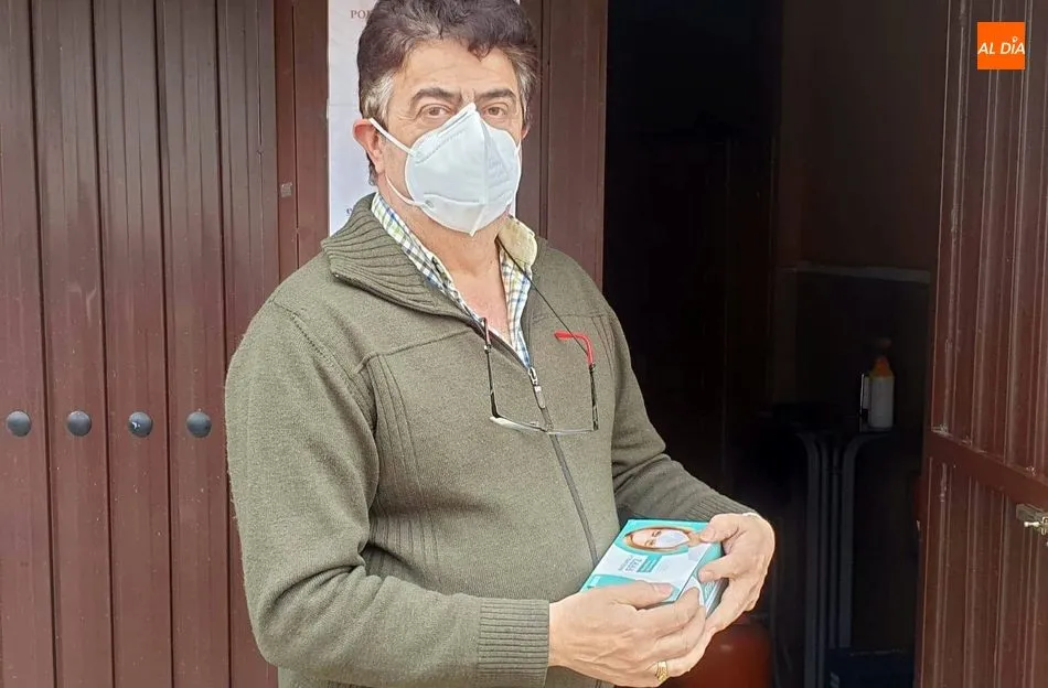 Foto 5 - La Comisi&oacute;n de Pe&ntilde;as de Villarino reparte mascarillas entre los negocios, en la residencia y...