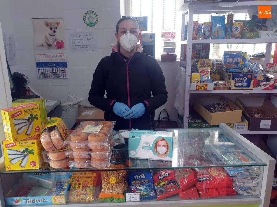 Foto 4 - La Comisi&oacute;n de Pe&ntilde;as de Villarino reparte mascarillas entre los negocios, en la residencia y...