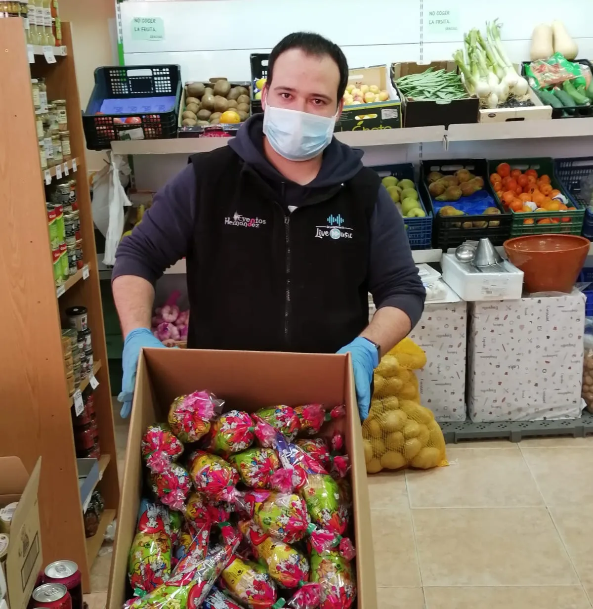 El Ayuntamiento de Macotera repartía cucuruchos de gominolas gracias al apoyo de una empresa local