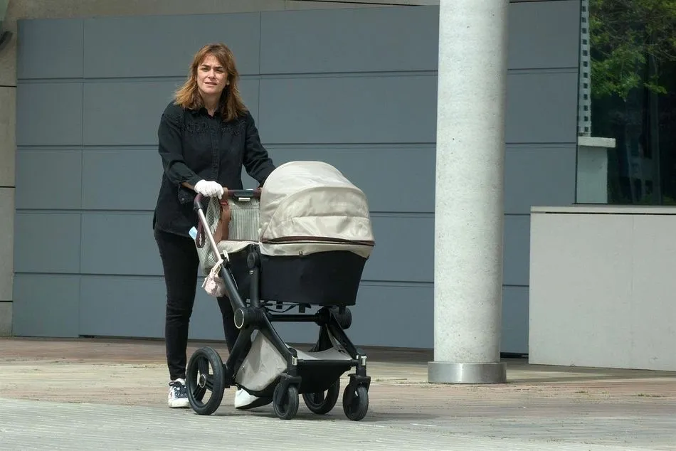 Toñi Moreno sale a pasaer con su hija Lola - JOSÉ OLIVA