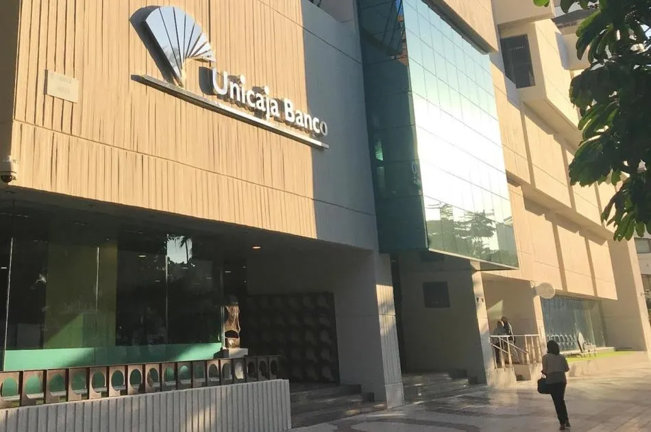 Según Unicaja Banco, el difícil contexto del último tramo del primer trimestre a raíz de la declaración del estado de alarma y el confinamiento de la población ha tenido un impacto todavía limitado en la actividad de la entidad