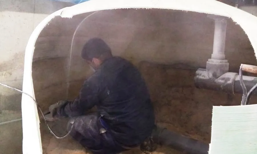 Trabajo de mantenimiento en la piscina municipal de Santa Marta de Tormes