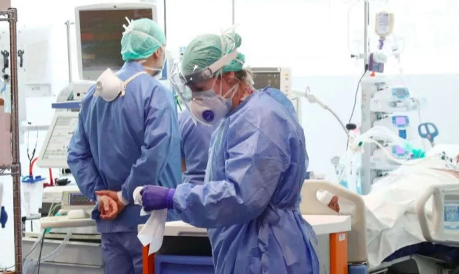 Foto de archivo de médicos en la crisis del coronavirus. EP