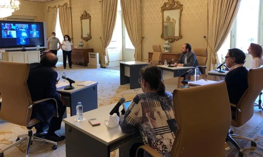 El alcalde, Carlos García Carbayo, ha presidido esta mañana un encuentro telemático con miembros de Famasa para conocer de primera mano las necesidades de las personas mayores