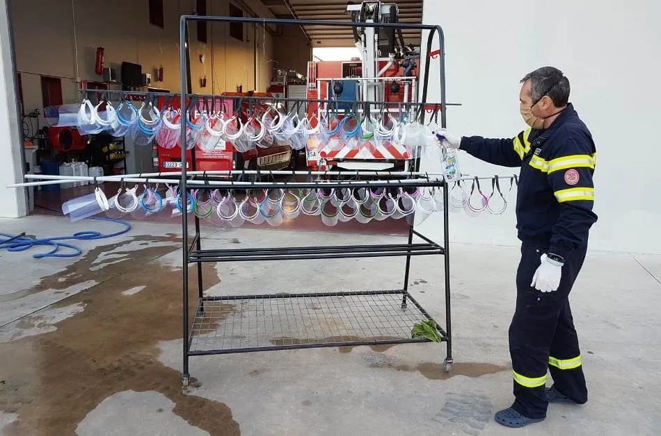 Los Bomberos desinfectando uno de los lotes de máscaras elaborados