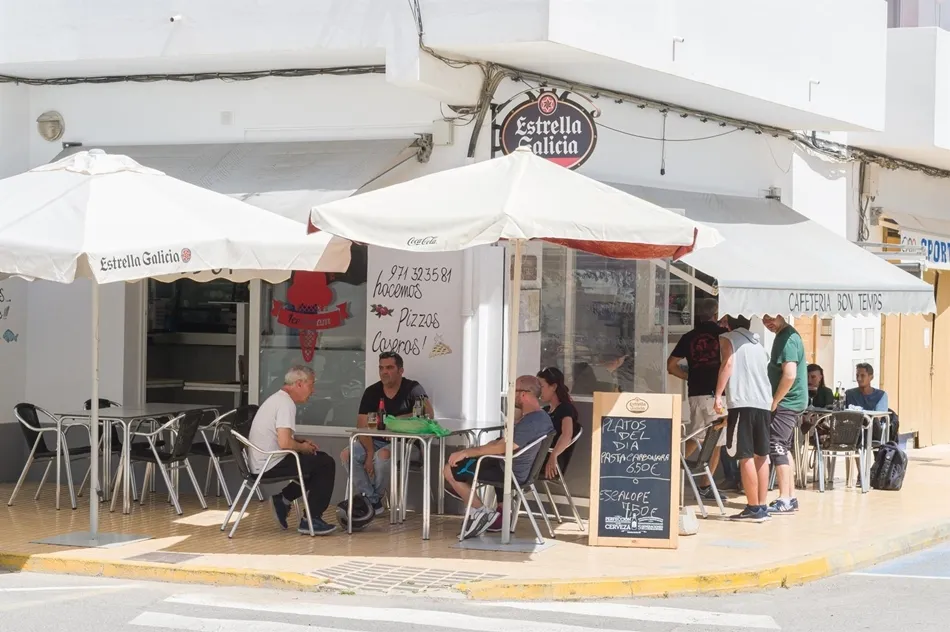 Clientes en la terraza de una cafetería de Formentera, en fase 1 de la desescalada desde este lunes. Foto: EP