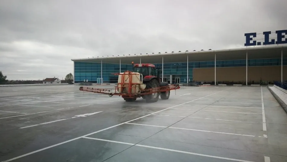 El hipermercado ha llevado a cabo el proceso de fumigación mediante un tractor