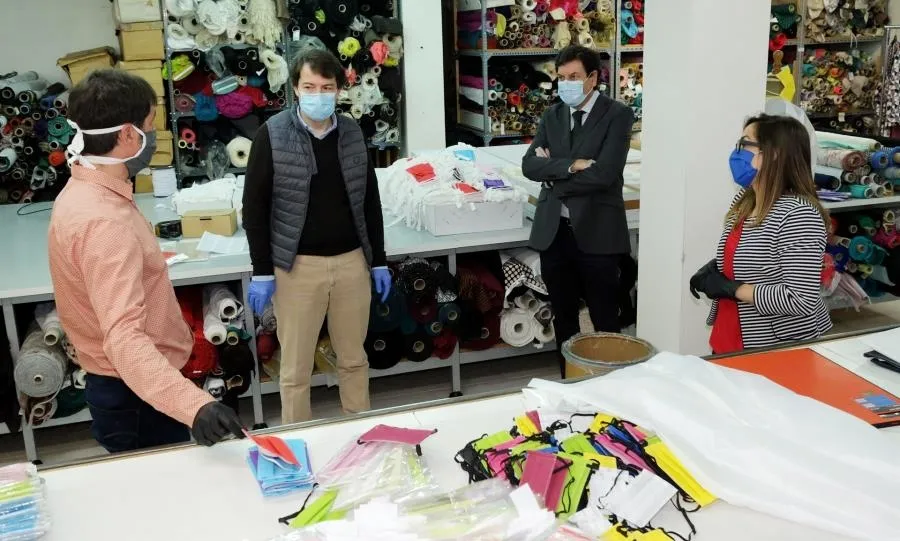 Visita del presidente de la Junta, Alfonso Fernández Mañueco, y del consejero de Economía y Hacienda, Carlos Fernández Carriedo, a la empresa Kabanayen, en Zamora. Foto JCYL