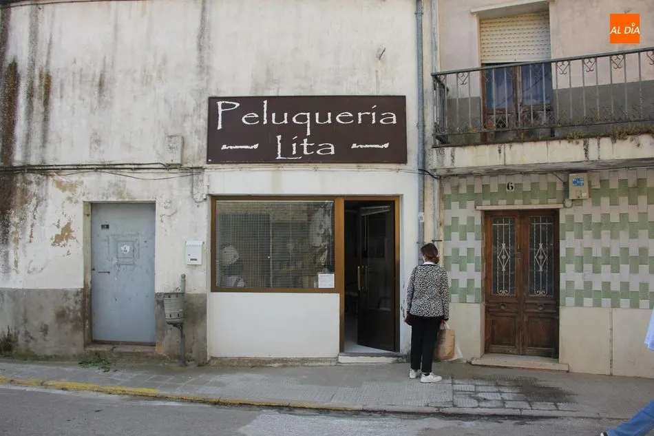 Foto 11 - La apertura del peque&ntilde;o comercio y peluquer&iacute;as anima el octavo martes de pandemia en Vitigudino  