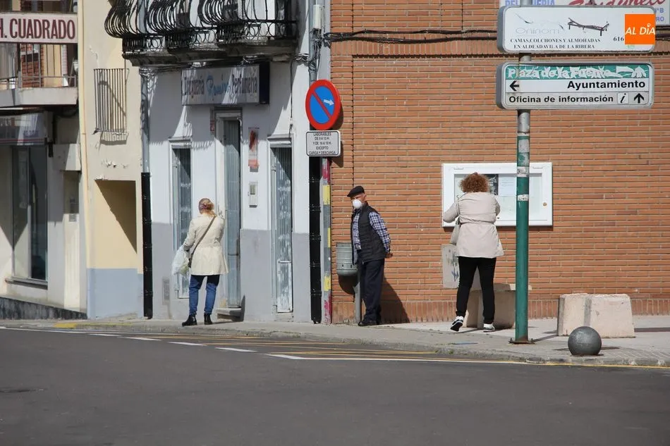 Foto 9 - La apertura del peque&ntilde;o comercio y peluquer&iacute;as anima el octavo martes de pandemia en Vitigudino  
