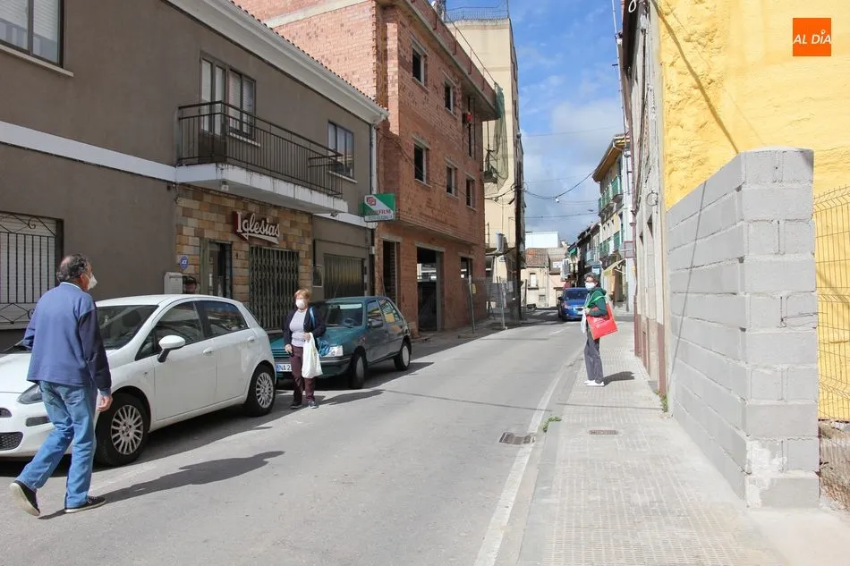 Foto 7 - La apertura del peque&ntilde;o comercio y peluquer&iacute;as anima el octavo martes de pandemia en Vitigudino  