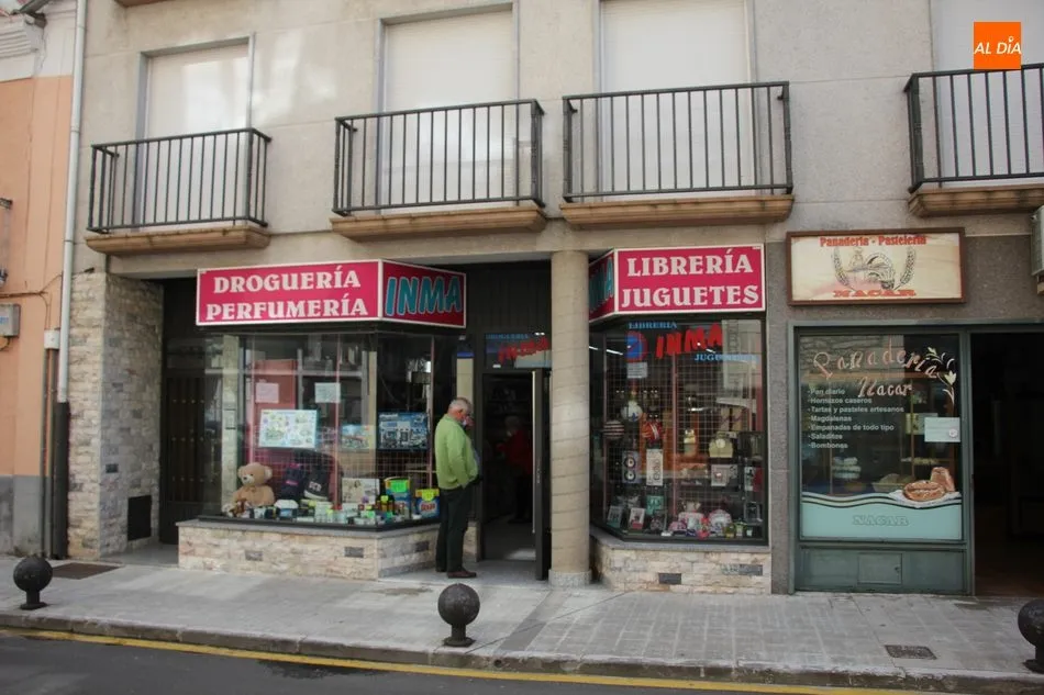 Foto 6 - La apertura del peque&ntilde;o comercio y peluquer&iacute;as anima el octavo martes de pandemia en Vitigudino  