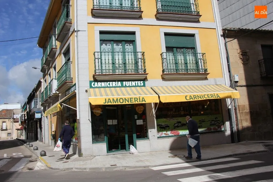 Foto 5 - La apertura del peque&ntilde;o comercio y peluquer&iacute;as anima el octavo martes de pandemia en Vitigudino  