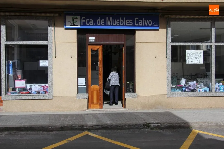 Foto 3 - La apertura del peque&ntilde;o comercio y peluquer&iacute;as anima el octavo martes de pandemia en Vitigudino  