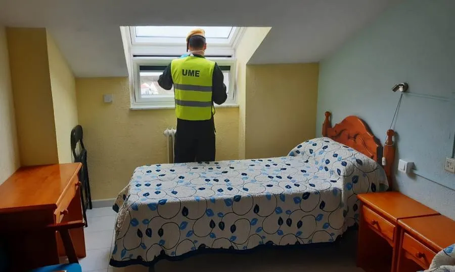 Tareas de desinfección, a cargo de la UME, en una residencia de Escurial de la Sierra