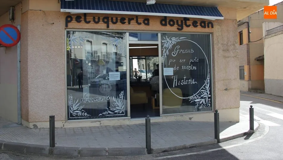 Las peluquerías contarán con dispensadores para hidrogel y de un cañón de ozono manejable para desinfección / CORRAL