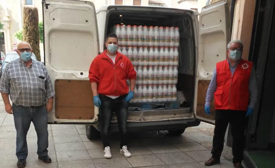 Distribuciones Martín Acera dona a Cruz Roja más de 1.600 litros de leche  