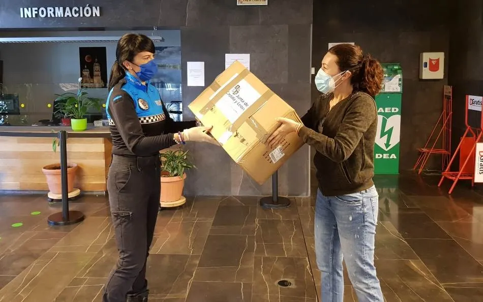 La Delegación Territorial de la Junta entrega equipos de protección individual a la Policía...