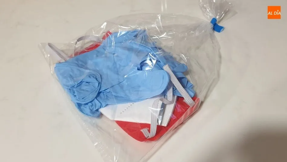 Kit de mascarillas y guantes repartido por el Ayuntamiento de Bermellar entre sus vecinos