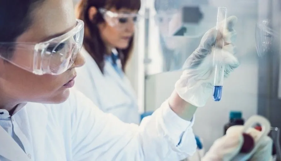 Investigadoras en un laboratorio. Foto de FARMAINDUSTRIA