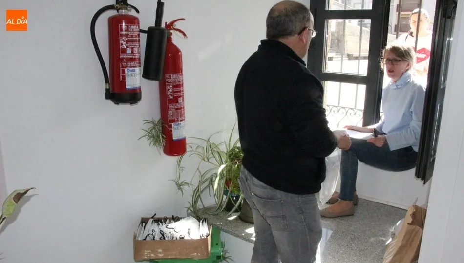 La concejala María José Vicente y el alguacil, Chema Sevillano, procedían ayer martes al reparto de mascarillas / CORRAL