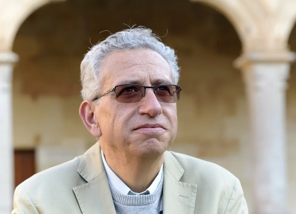 El profesor y escritor Miguel Ángel Malo en el Patio de Escuelas | Fotos: Carmen Borrego
