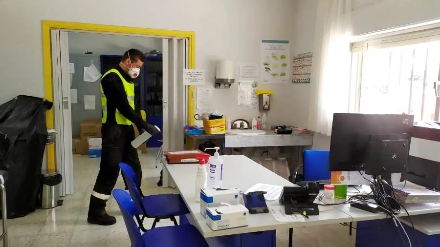 Tareas de desinfección en un centro sanitario de la provincia de Salamanca. Foto de archivo