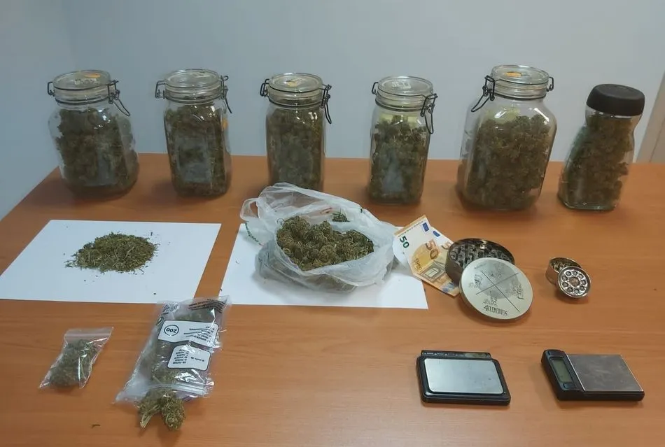 Importante alijo de maría incautado junto a objetos para la manipulación de la droga / FOTO: GUARDIA CIVIL