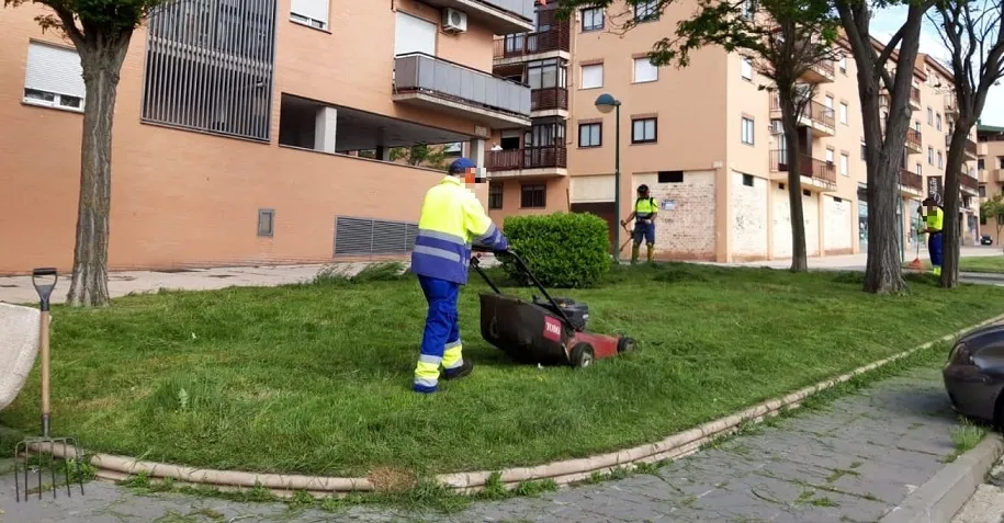 Trabajadores del servicio de parques y jardines en Salamanca