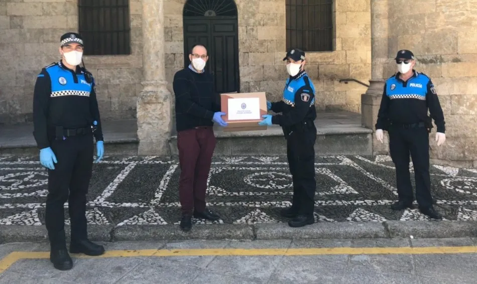 Los agentes de la Policía Local donan 2.500 mascarillas  