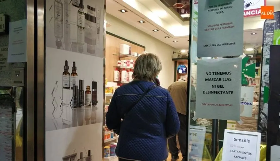 Clientes en una farmacia durante el estado de alarma en Salamanca