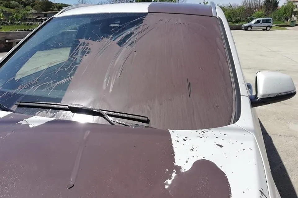 Atacan el vehículo de una fotógrafa que se había desplazado a La Alamedilla  