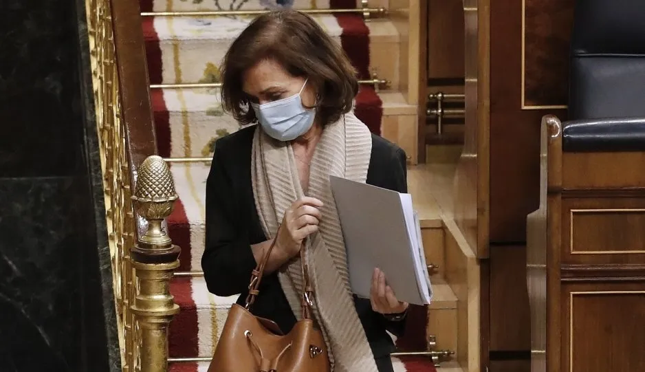 La vicepresidenta primera del Gobierno, Carmen Calvo, sale del hemiciclo durante el pleno del Congreso. Foto Pool