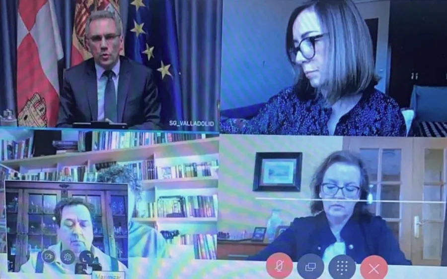 Benjamín Crespo, presidente de Aesco, junto con otros miembros de la patronal regional de comercio Conferco, en una reunión telemática con el delegado del Gobierno en Castilla y León, Javier Izquierdo Roncero