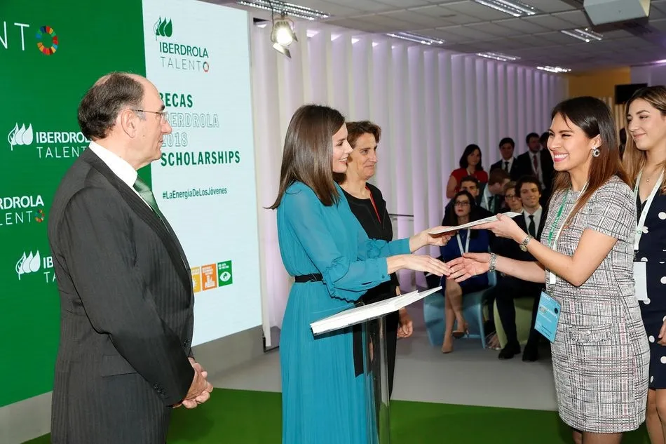 La Reina Letizia y el presidente de Iberdrola, Ignacio Galán, en la entrega de becas y ayudas a la investigación Iberdrola para el curso 2019-2020.