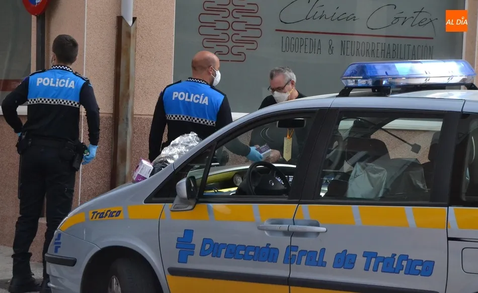 Los agentes de la Policía continúan con el reparto callejero de mascarillas  