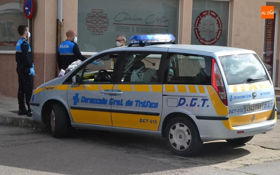 Foto 2 - Los agentes de la Polic&iacute;a contin&uacute;an con el reparto callejero de mascarillas  