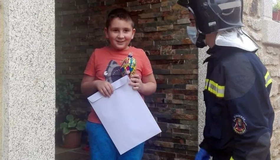 Juan Carlos no podía contener la alegría por esta felicitación tan especial por sus 8 años