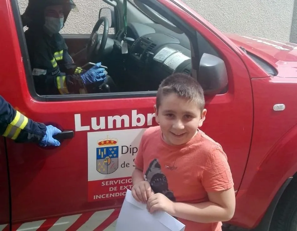 Foto 2 - Juan Carlos Francho S&aacute;nchez recibe en Hinojosa la felicitaci&oacute;n de los Bomberos de Lumbrales por...