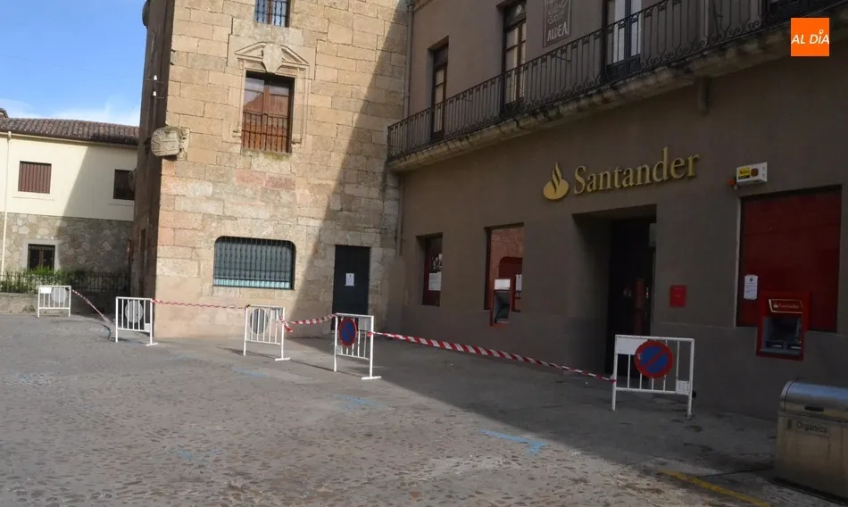 Foto 2 - Crece la indignaci&oacute;n entre los clientes del Santander por su escaso tiempo de apertura  