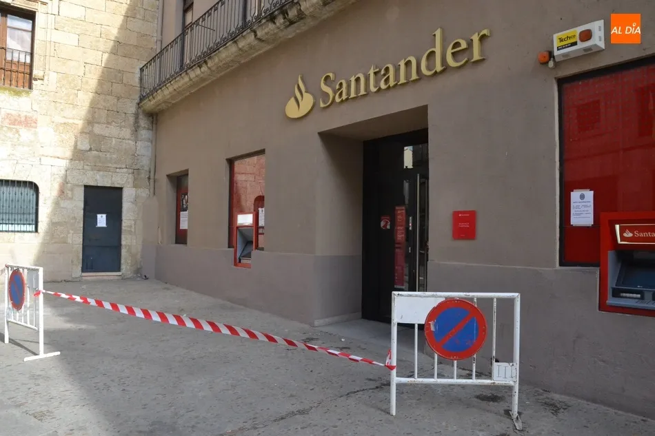 Crece la indignación entre los clientes del Santander por su escaso tiempo de apertura  