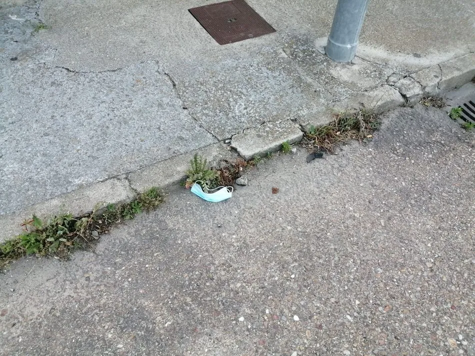Continúa el abandono de guantes y mascarillas en las calles