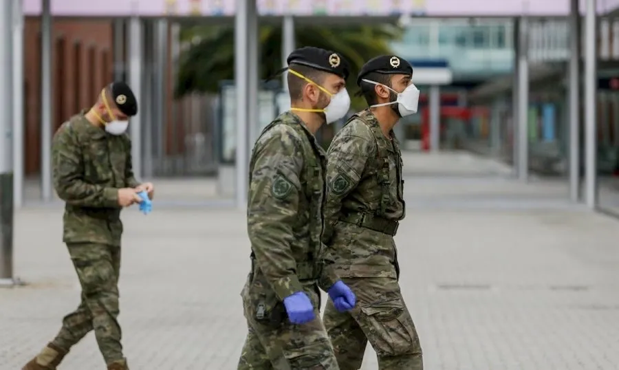 El informe señala que el SARS-COV-2 no es de los virus que presentan mayor rango de contagio, por detrás de otros como el sarampión, pero su problema es que se contagia antes de presentar síntomas, lo que dificulta su contención. Foto EP