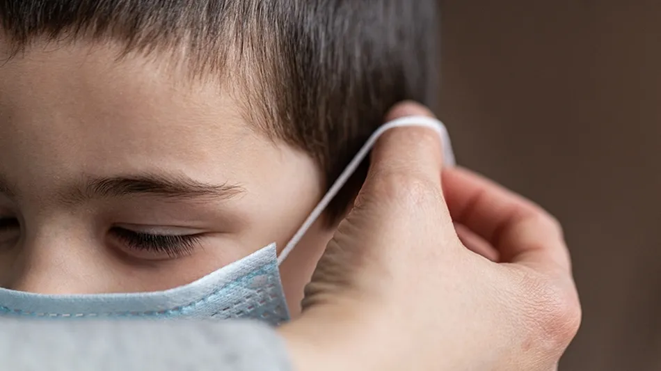 Niño con una mascarilla