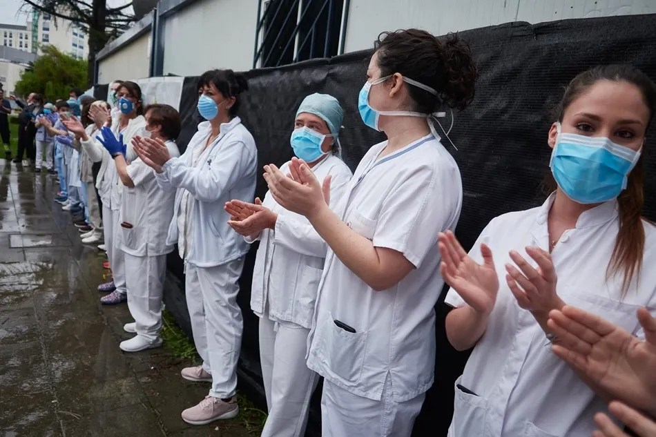 Varios sanitarios agradecen los aplausos de los ciudadanos. Foto: EP