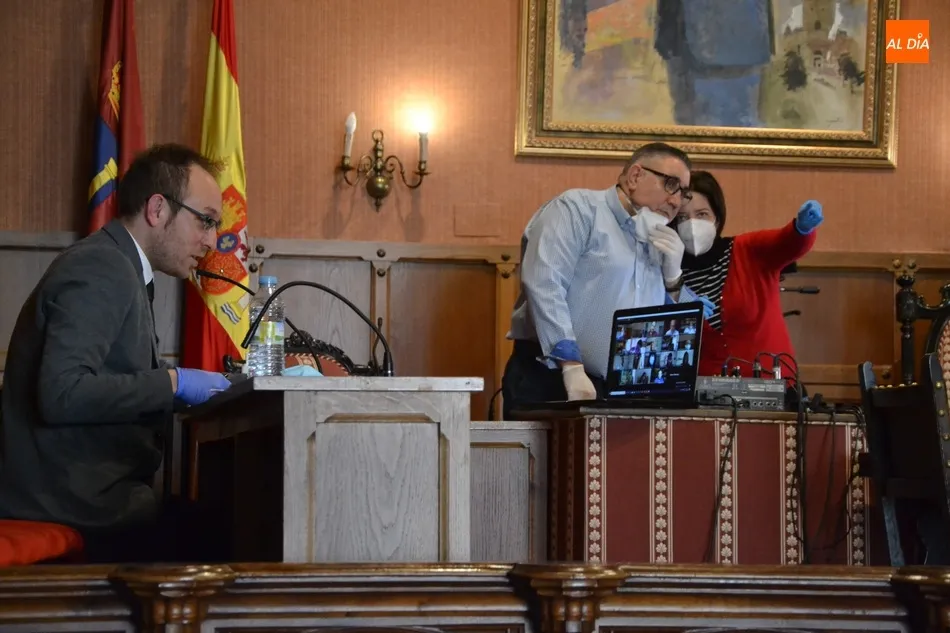 Foto 10 - Hist&oacute;rico Pleno telem&aacute;tico con problemas t&eacute;cnicos, un minuto de silencio y aplausos a las...