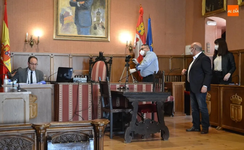 Histórico Pleno telemático con problemas técnicos, un minuto de silencio y aplausos a las...