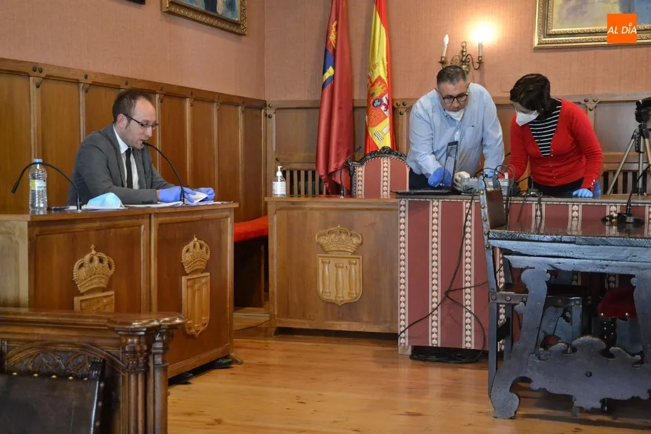 Foto 9 - Hist&oacute;rico Pleno telem&aacute;tico con problemas t&eacute;cnicos, un minuto de silencio y aplausos a las...