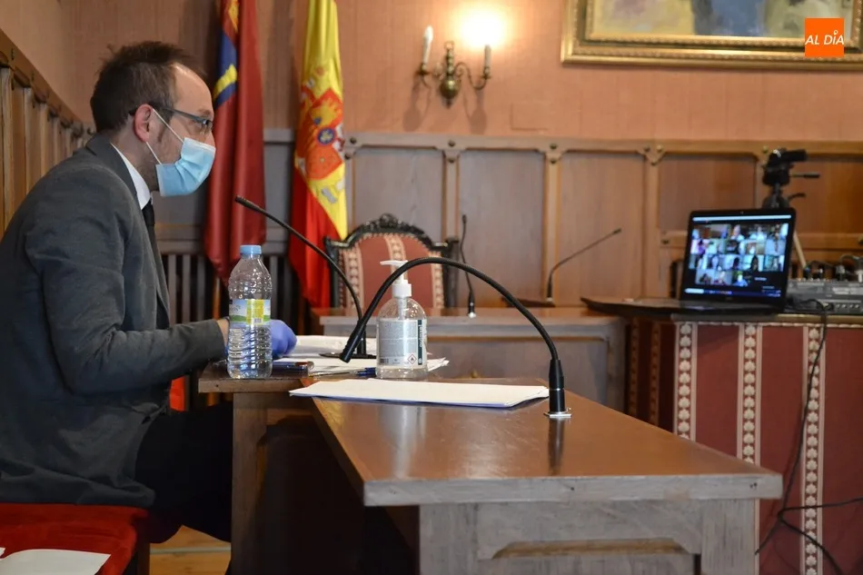 Foto 7 - Hist&oacute;rico Pleno telem&aacute;tico con problemas t&eacute;cnicos, un minuto de silencio y aplausos a las...